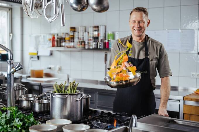 Dietmar Muhr in der Küche des Hotel Waldhof Muhr (c) ninetyframes